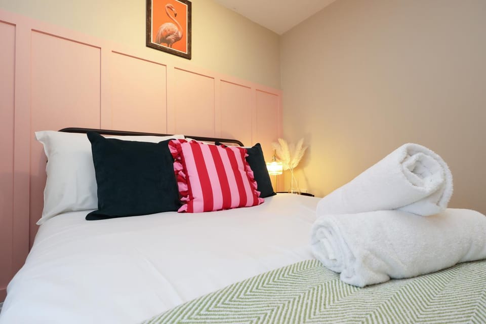 Cosy Bristol Townhouse - Free Parking - Sleeps 6 - By EKLIVING PARTNERS Apartment in Bristol