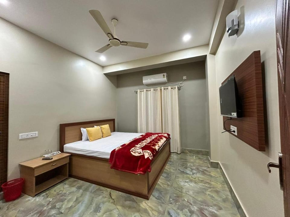Bed, TV and multimedia, Photo of the whole room, Bedroom, wardrobe, air conditioner