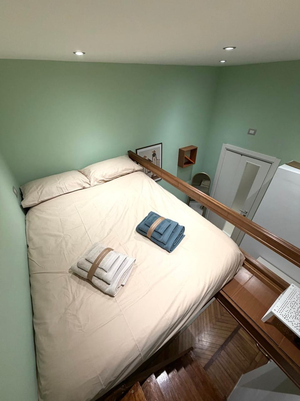 Bed, towels