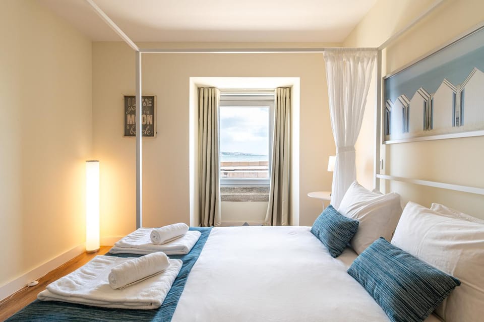HomeySuite Bedroom 1 Seahouse Vacation rental in Lisbon District