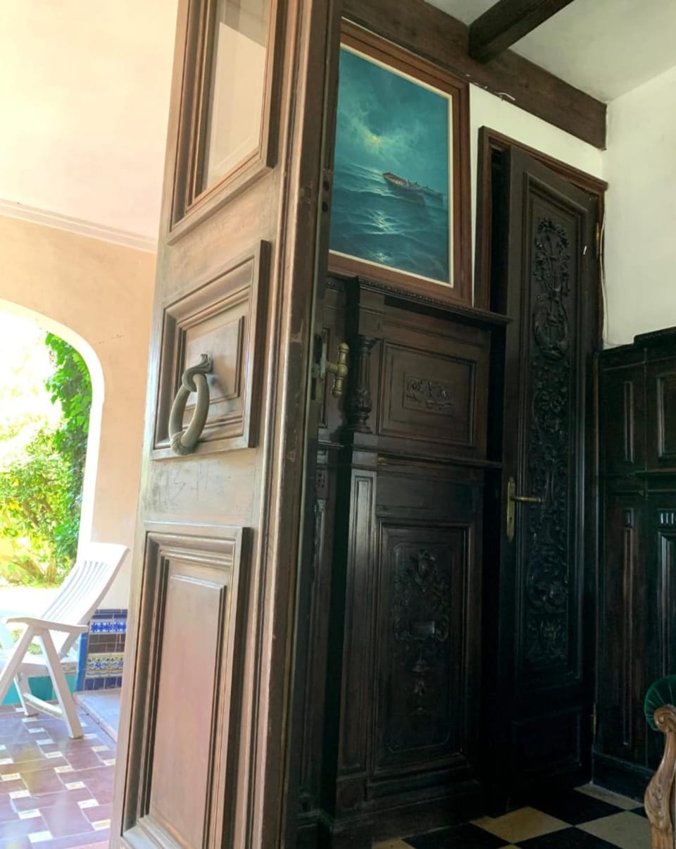 Excellent Chalet one block from the sea, side view of the sea Villa in Miramar