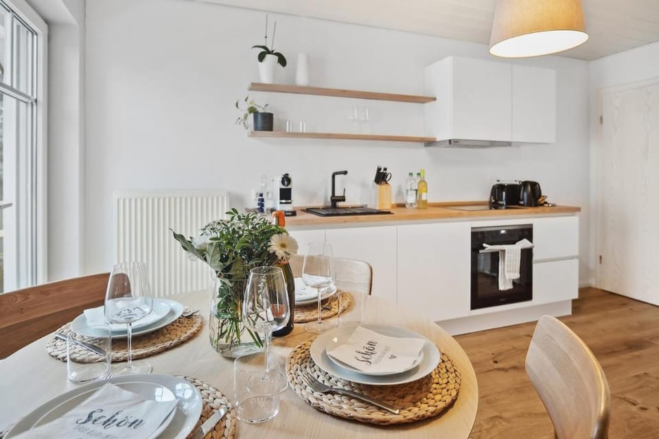 Coffee/tea facilities, Kitchen or kitchenette, Dining area, stove, toaster