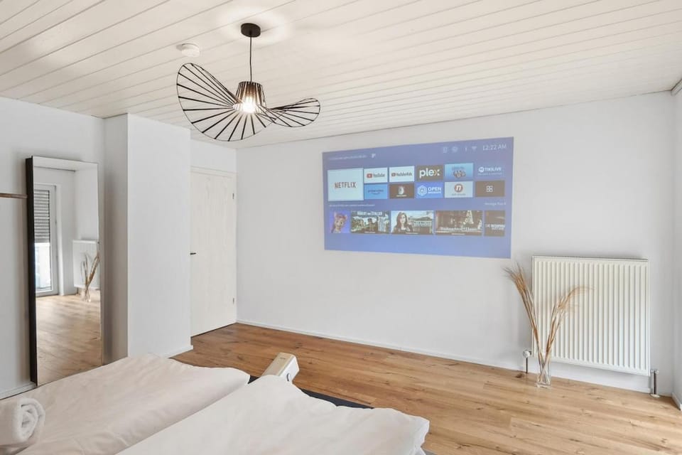 TV and multimedia, Photo of the whole room, Bedroom
