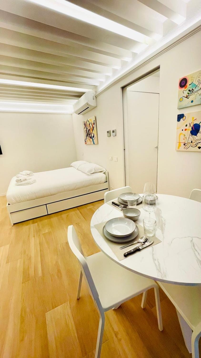 Bed, Photo of the whole room, Dining area, Bedroom