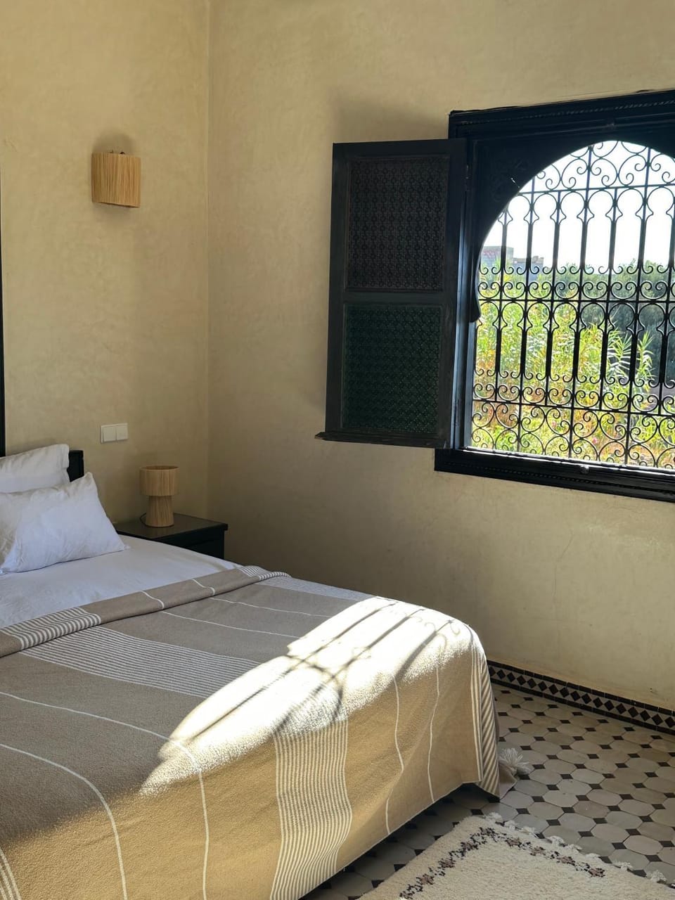 Bed, Photo of the whole room, Decorative detail, Bedroom, Garden view