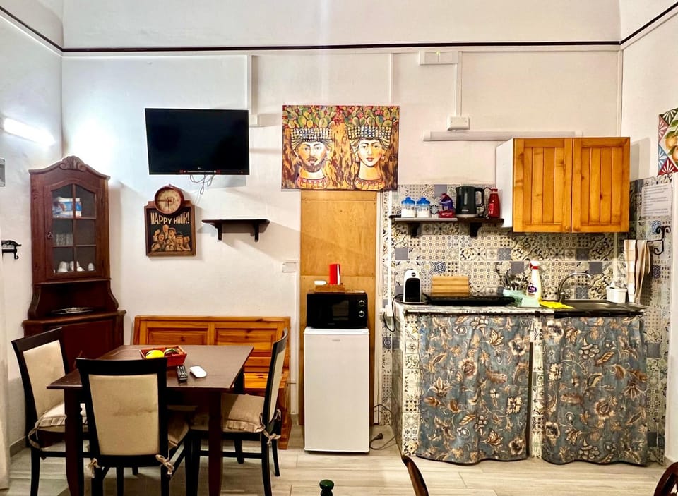 TV and multimedia, Kitchen or kitchenette, Dining area, stove