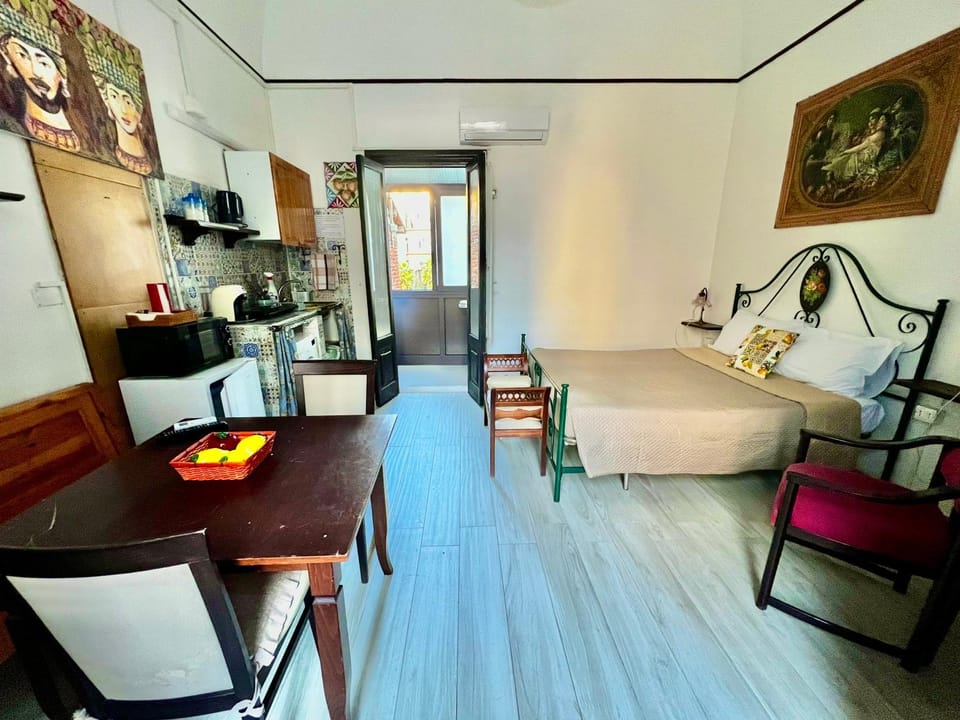 Independent Apartment in the Center of Catania House in Catania
