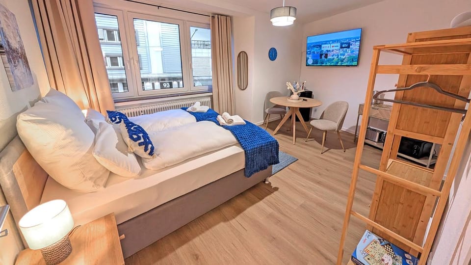 Bed, TV and multimedia, View (from property/room), Photo of the whole room, Seating area, Dining area, Bedroom, microwave, storage, toaster, towels, wardrobe