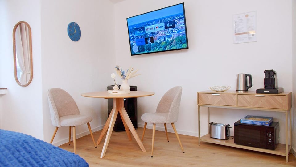 TV and multimedia, Coffee/tea facilities, Seating area, Dining area, microwave, toaster