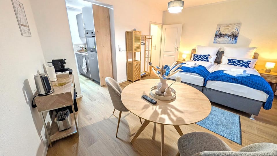 Bed, Coffee/tea facilities, Kitchen or kitchenette, Photo of the whole room, Seating area, Dining area, dishwasher, oven, storage, stove, toaster, towels, wardrobe, kitchen