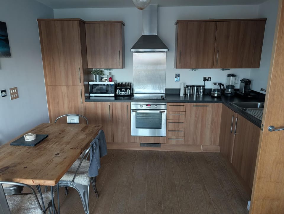 Coffee/tea facilities, Kitchen or kitchenette, Dining area, dishwasher, oven, stove, toaster