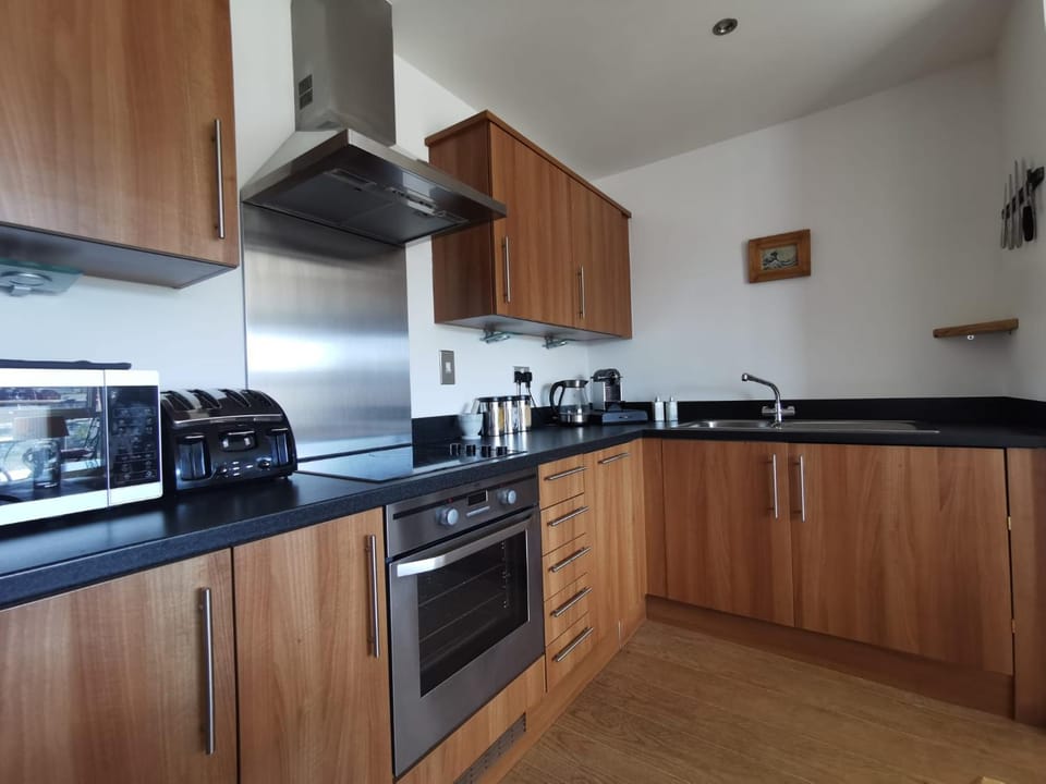 Coffee/tea facilities, Kitchen or kitchenette, dishwasher, stove, toaster