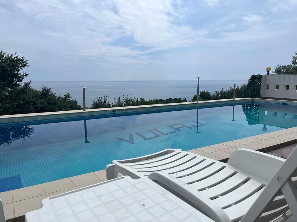 Swimming pool, sunbed