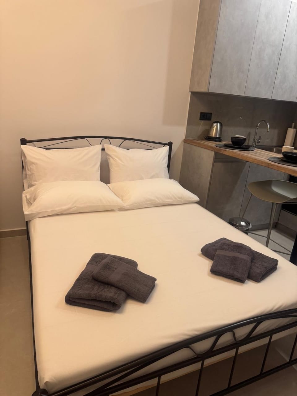 Bed, Living room