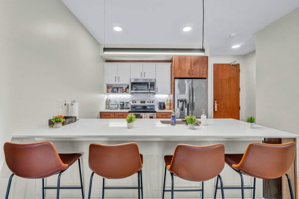 Little Italy & CWRU w King BedGymParkingWD Apartment in Cleveland Heights