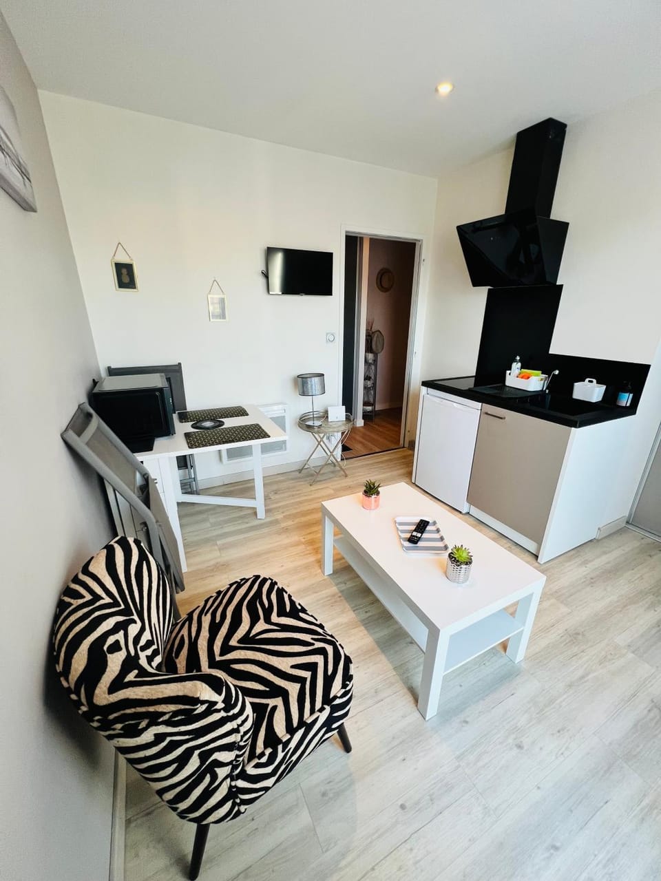 Kitchen or kitchenette, Living room, Seating area, Dining area