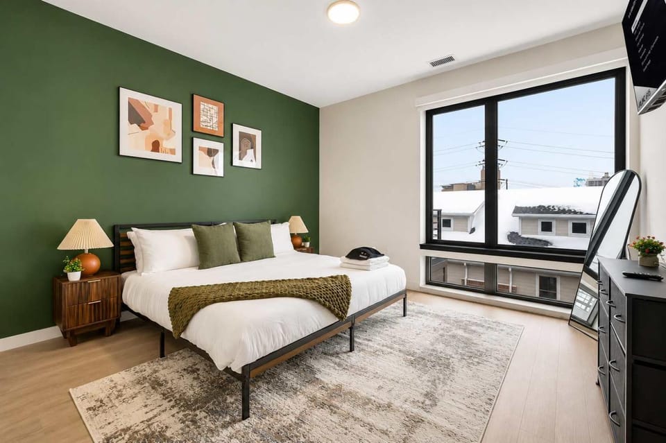 Clev Clinic & CWRU w Balcony Gym Parking WD Apartment in Cleveland Heights