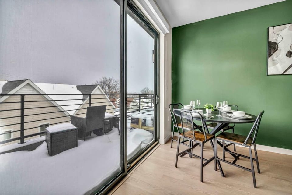 Clev Clinic & CWRU w Balcony Gym Parking WD Apartment in Cleveland Heights