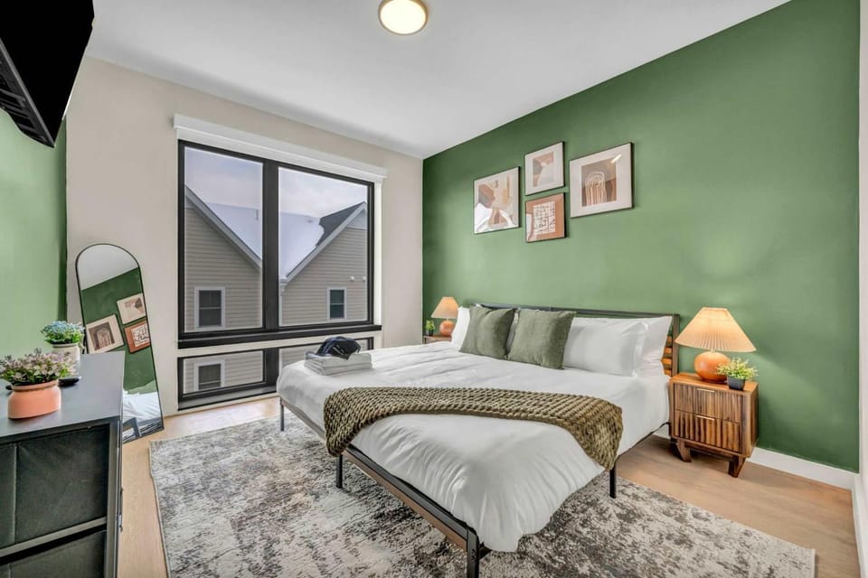 Walk to CWRU w KingBed Balcony Gym Parking WD Apartment in Cleveland Heights
