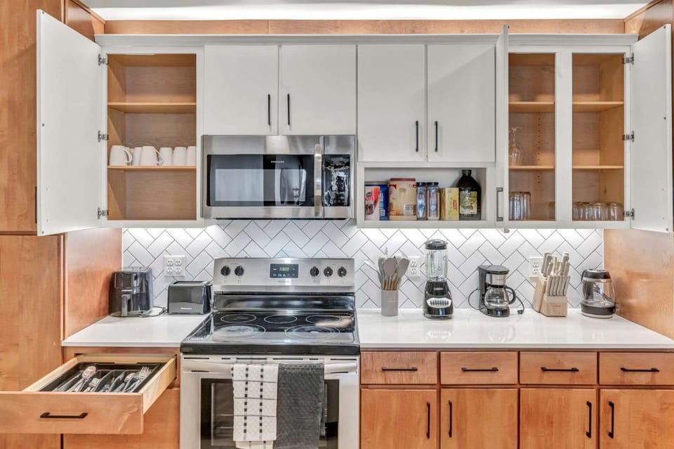Walk to CWRU w KingBed Balcony Gym Parking WD Apartment in Cleveland Heights
