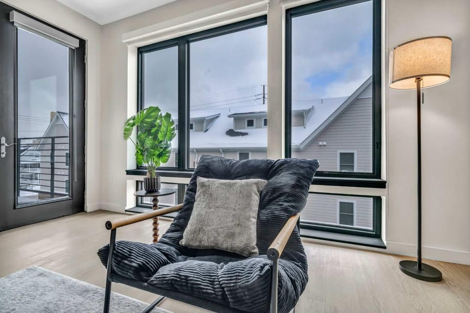 Walk to CWRU w KingBed Balcony Gym Parking WD Apartment in Cleveland Heights