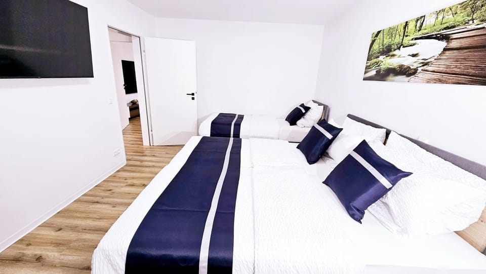 Bed, TV and multimedia, Bedroom