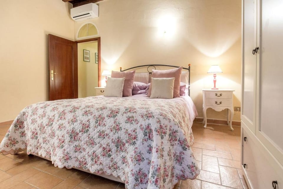 Bed, Photo of the whole room, Bedroom, wardrobe, air conditioner