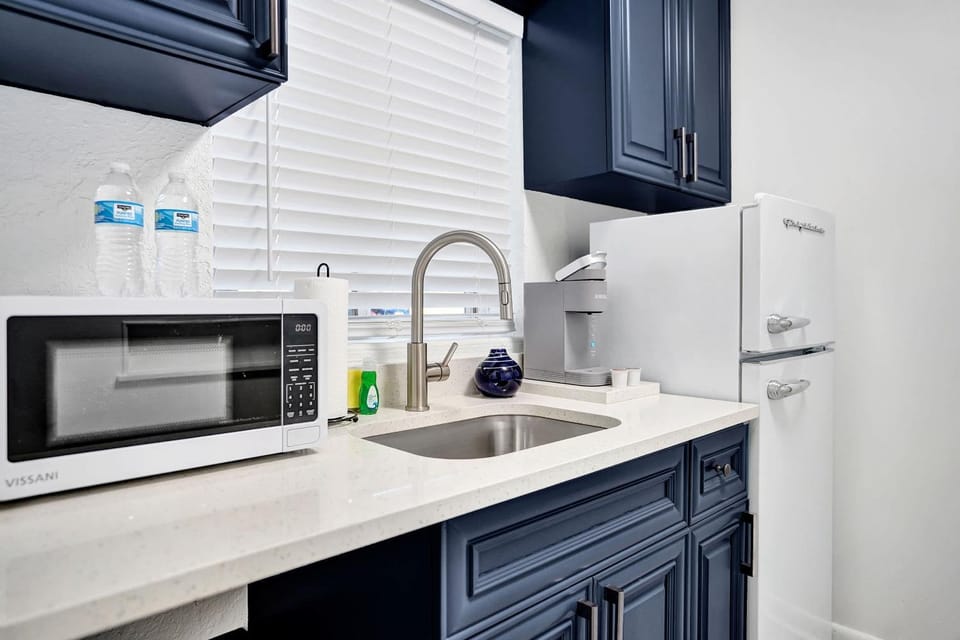 Cozy Lake Worth Studio Kitchenette and Yard Apartment in Lake Worth