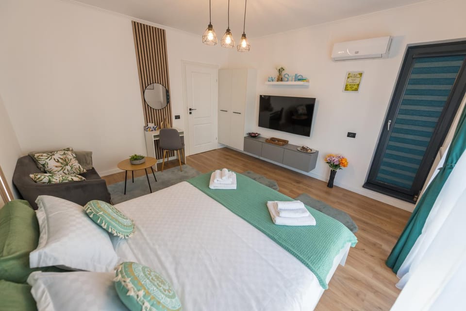 Bed, TV and multimedia, Living room, Photo of the whole room, Seating area, Evening entertainment, Bedroom, air conditioner