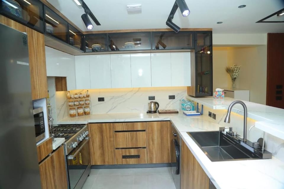 Coffee/tea facilities, Kitchen or kitchenette, minibar, oven, stove