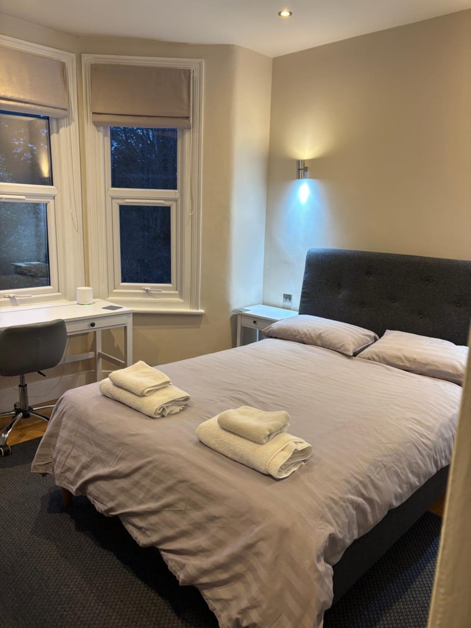 Bed, Bedroom, towels