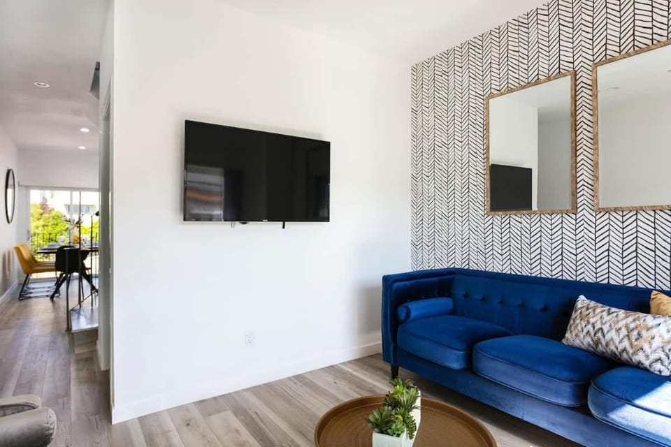 Spacious 4BR Townhouse with Free Parking Near DTLA House in Los Angeles