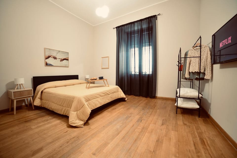 Bed, TV and multimedia, Photo of the whole room, Bedroom
