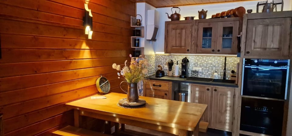 Kitchen or kitchenette, Dining area