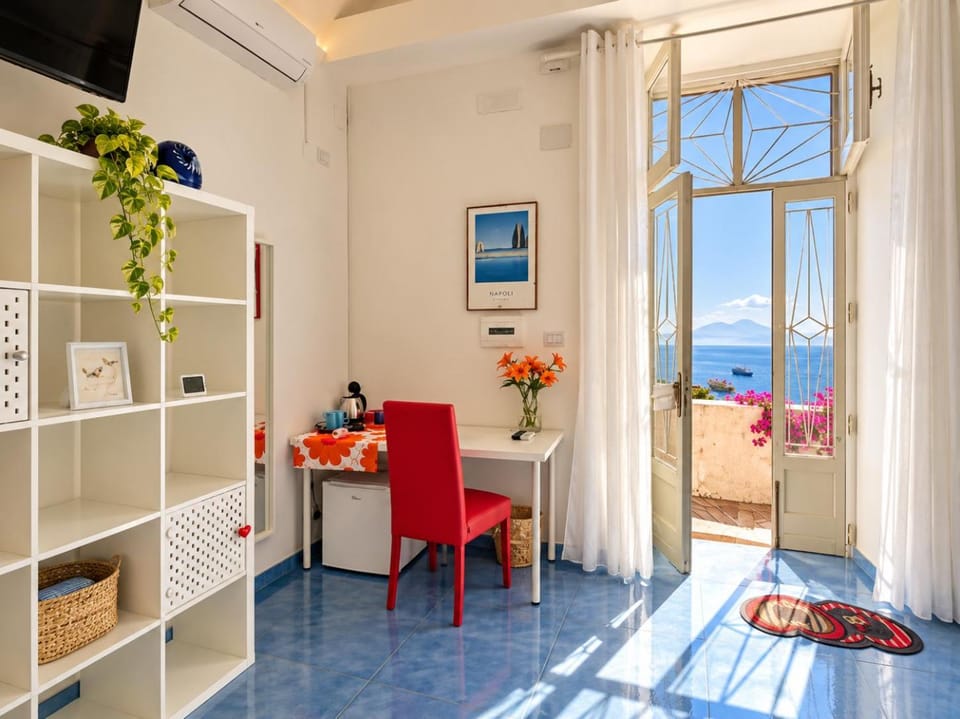 Natural landscape, TV and multimedia, Photo of the whole room, Sea view