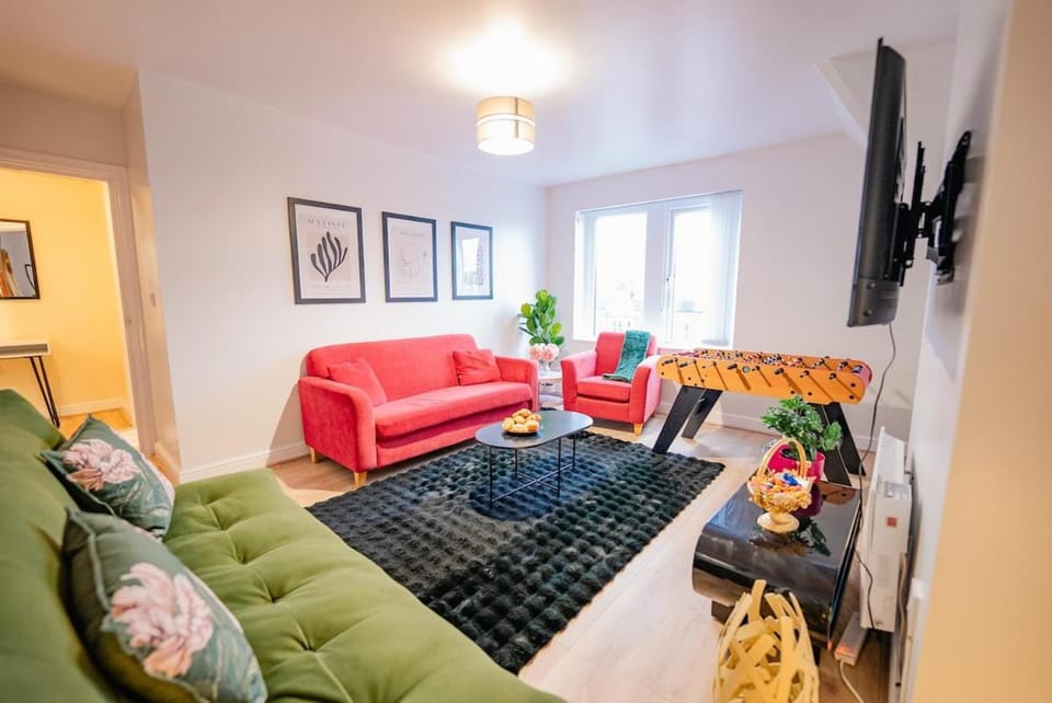 Communal lounge/ TV room, TV and multimedia, Living room, Seating area, Evening entertainment