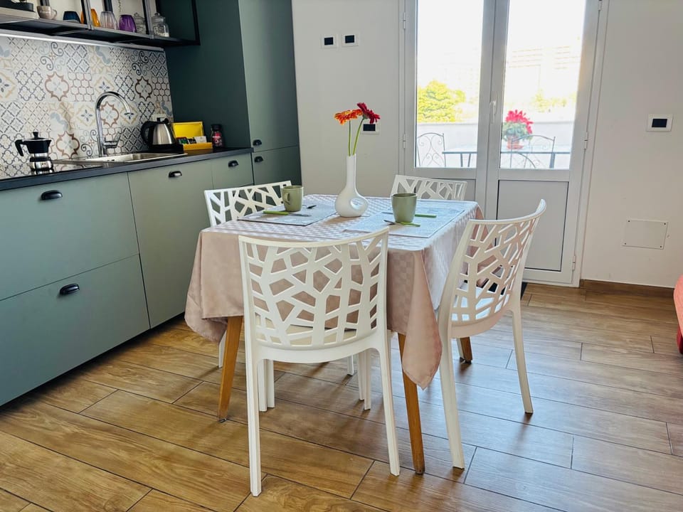 Day, Kitchen or kitchenette, Living room, Seating area, Dining area, Time of day