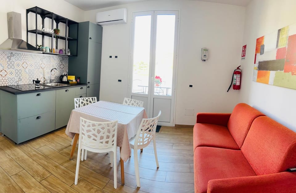 Kitchen or kitchenette, Living room, Seating area, Dining area, stove