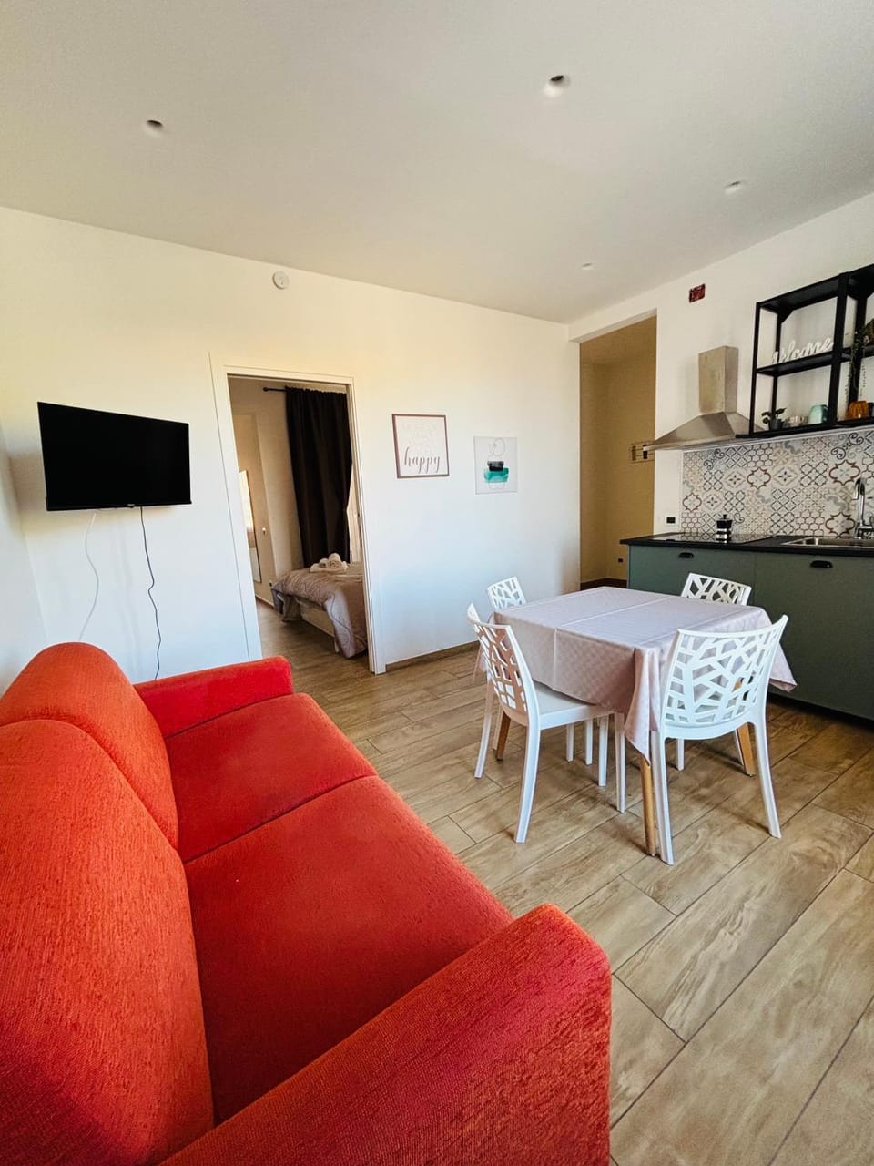Communal lounge/ TV room, Day, TV and multimedia, Living room, Seating area, Dining area, Time of day