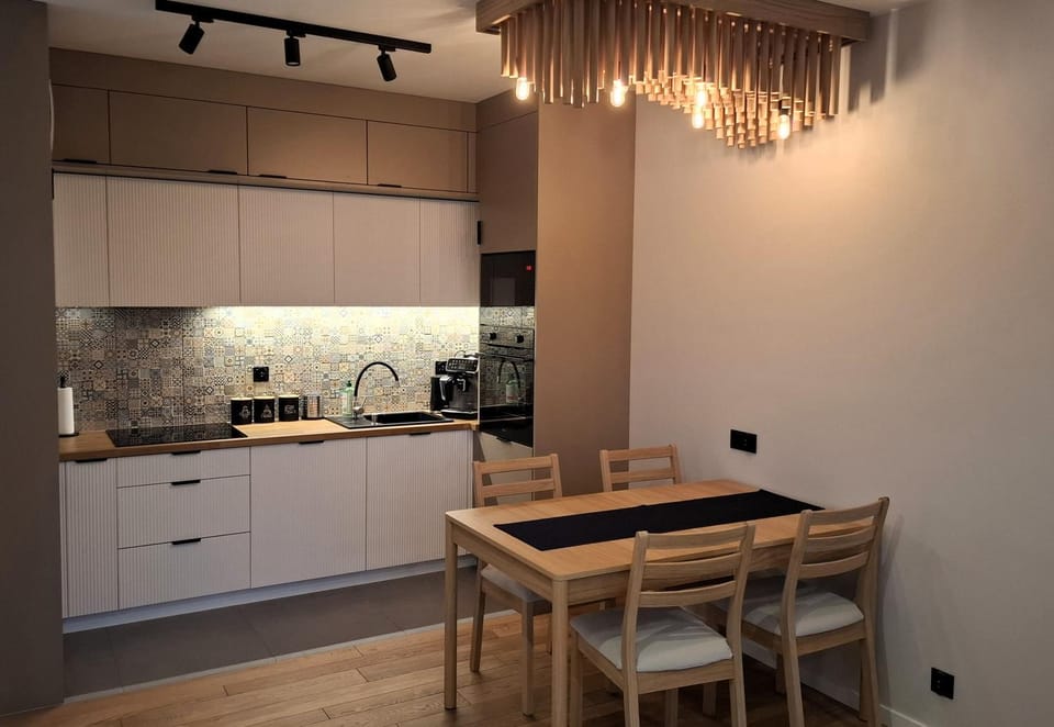 Kitchen or kitchenette, Dining area