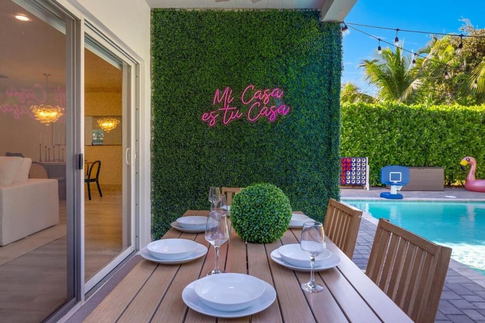 Lucky Day Retreat with Game Room, Heated Pool, Park, Resort Style Amenities House in Delray Beach