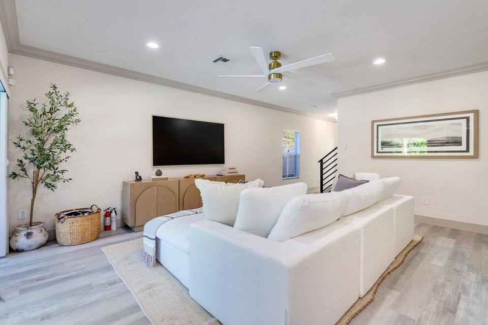 Lucky Day Retreat with Game Room, Heated Pool, Park, Resort Style Amenities House in Delray Beach