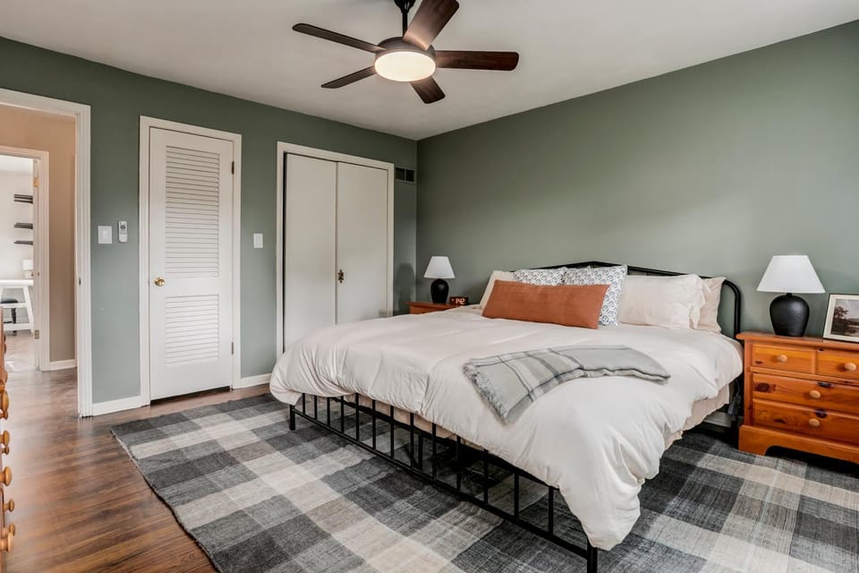 Bed, Photo of the whole room, Bedroom, wardrobe