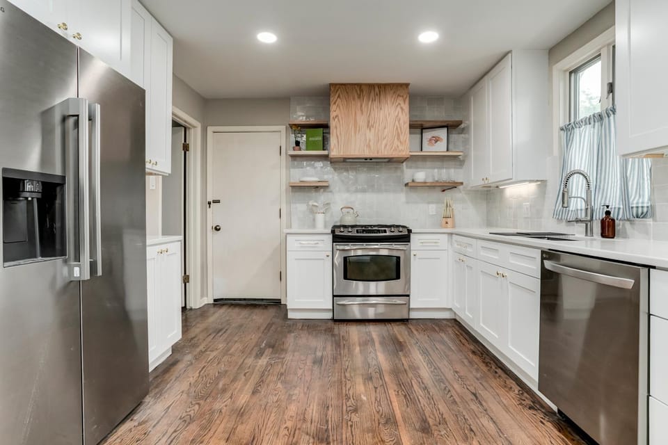 Kitchen or kitchenette, Garden view, dishwasher, oven, stove, toaster, kitchen