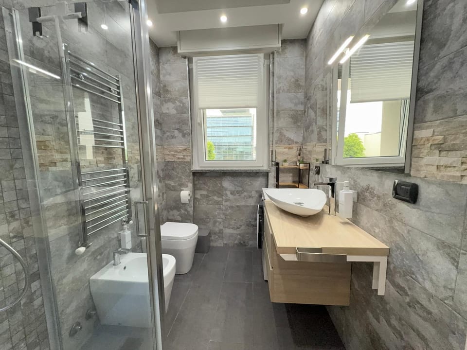Shower, Toilet, Bathroom, towels