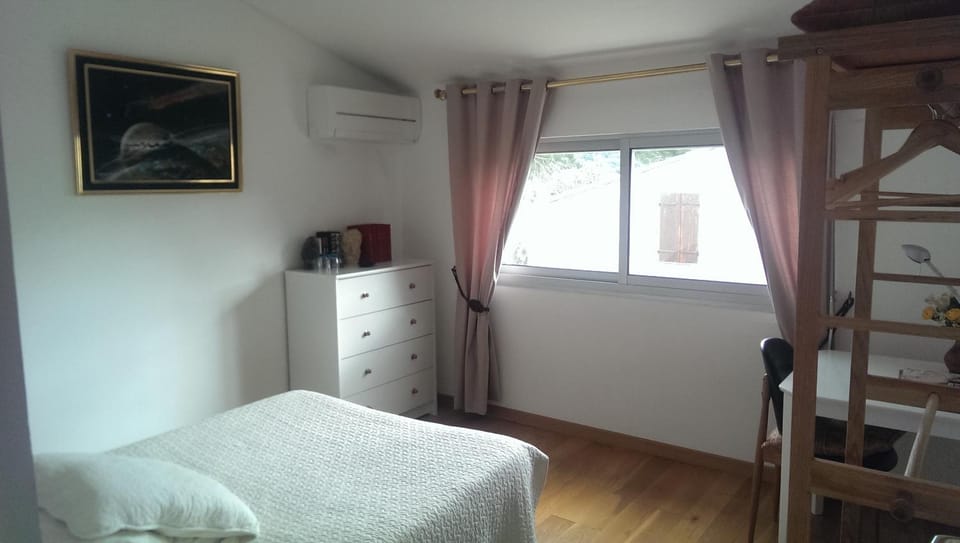 Bedroom, air conditioner