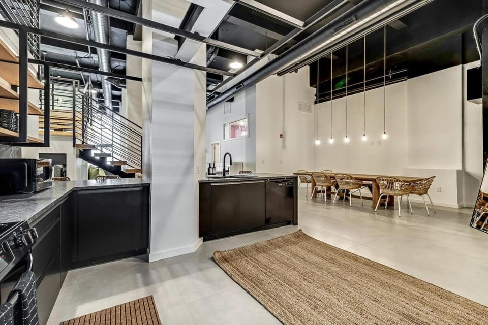 Historic District Loft Garage Parking Sleeps 13 Apartment in Philadelphia