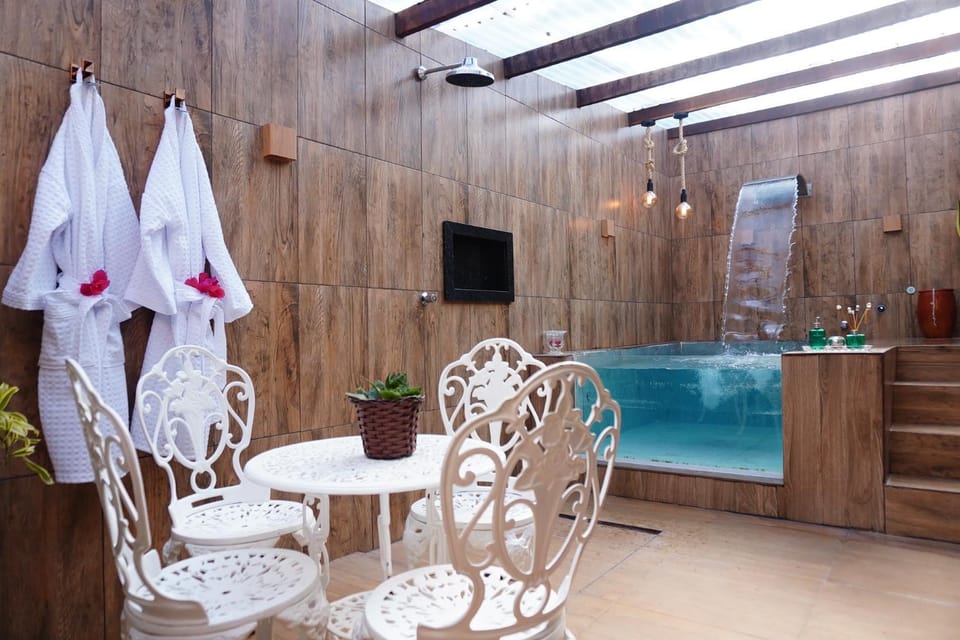 Swimming pool, towels