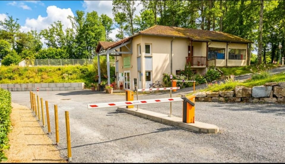 Mobilhome climatisé au bord du lac avec piscine Campground/ 
RV Resort in Nouvelle-Aquitaine
