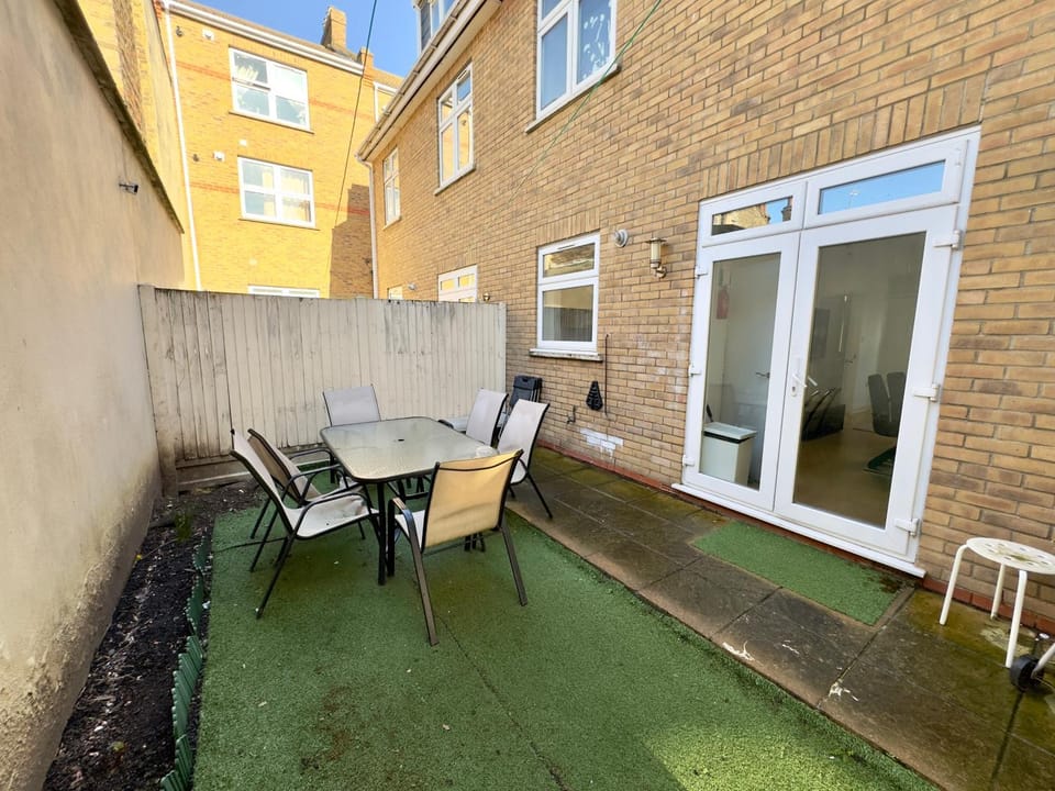 Property building, Spring, Day, Garden, Garden, Dining area, Garden view